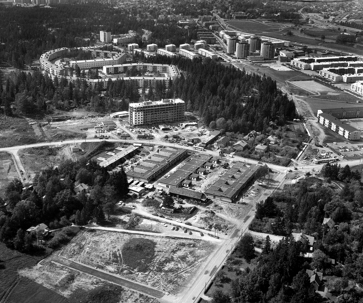 Första Lindsténshuset vid Duvkullen har börjat byggas vid Skogsgatan. På bilden syns Munkhagsgatan och Ådala kolloniområde , 1967.