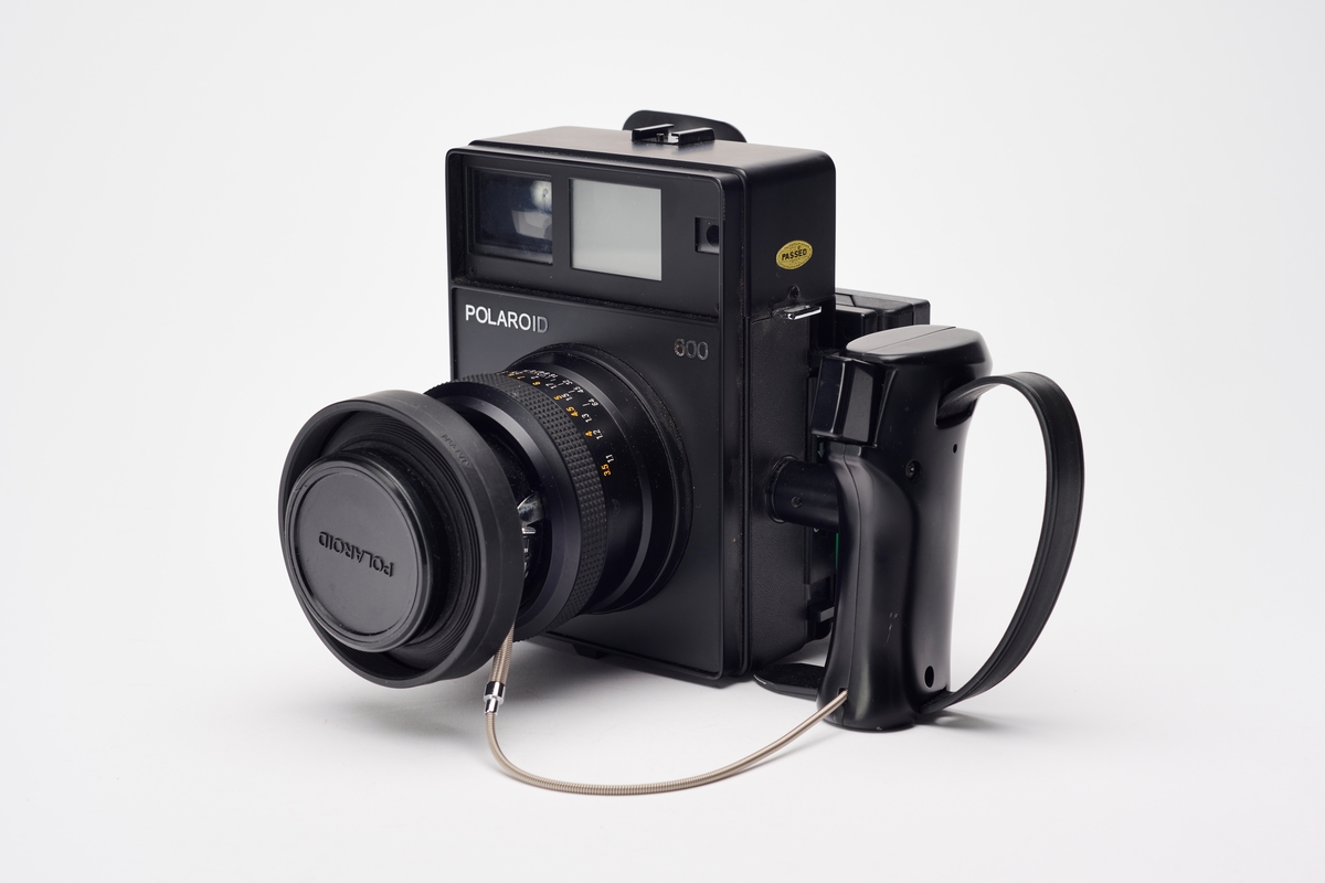Polaroid 600 kombinerer det profesjonelle med det enkle. Kameraet har et 127mm f/4.7 objektiv produsert av Mamiya, utskiftbart bakstykke, samt mulighet til å settes på stativ og kobles til ekstern blits. 
Bruksanvisning for Polaroid 600/600 SE medfølger.