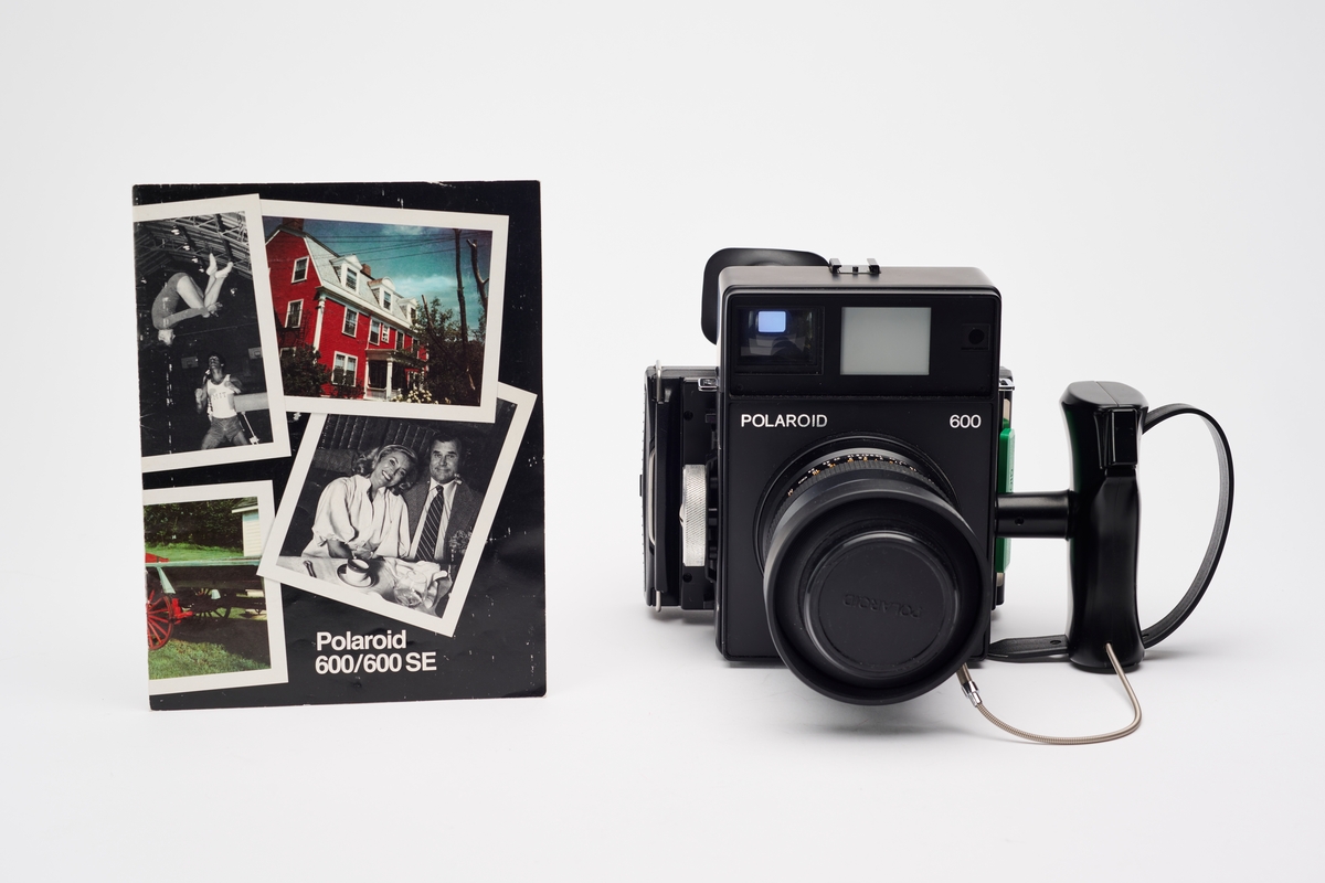 Polaroid 600 kombinerer det profesjonelle med det enkle. Kameraet har et 127mm f/4.7 objektiv produsert av Mamiya, utskiftbart bakstykke, samt mulighet til å settes på stativ og kobles til ekstern blits. 
Bruksanvisning for Polaroid 600/600 SE medfølger.