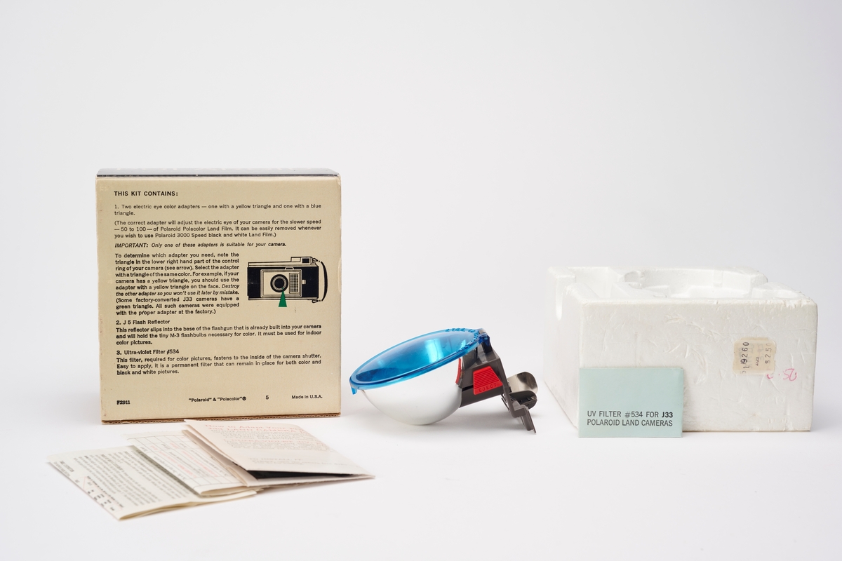 Color Adapter Kit #330 er en avtagbar blits med fargefilter, produsert av Polaroid til instant kameraet J33. Original emballasje og bruksanvisning medfølger.