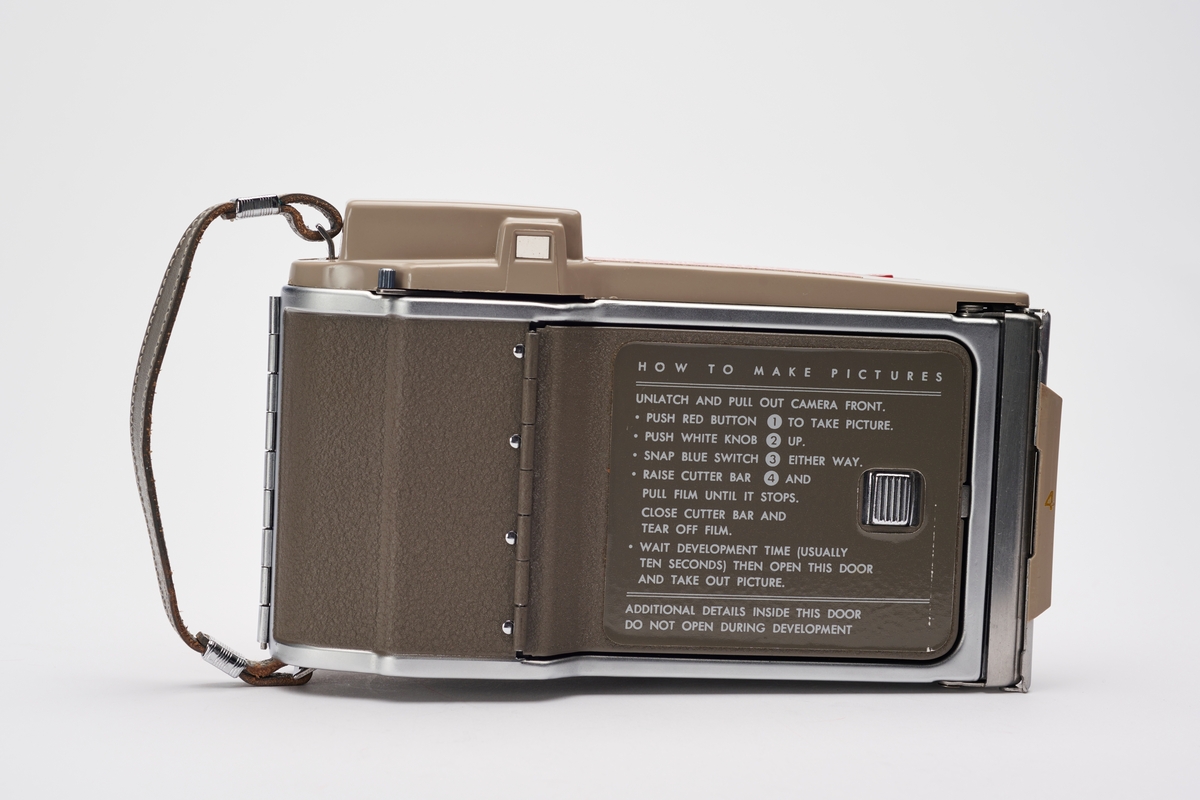 J-33 er et instant kamera, produsert av Polaroid fra 1961 til 1963. Filmtypen er 30-seriens dobbel rullfilm for 6x8 cm bilder. Kameraet har adapter til 38 fargefilm, og sokkel til Polaroids Color Adapter Kit # 330. Kameraets bruksanvisning er også med.