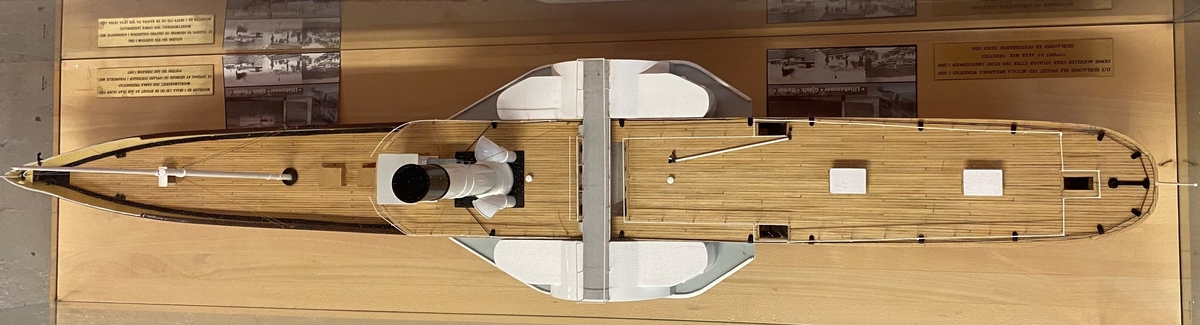 Modell av skipet D/S Skibladner i skala 1:30. Modellen står montert på en tresokkel med glassmonter på alle sider.