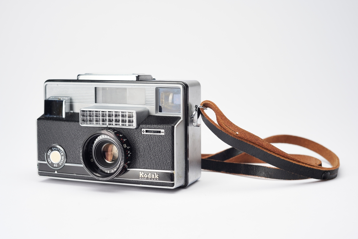 "Load it, you'll love it" var slagordet til Instamatic-serien, produsert av Kodak. Serien ble introdusert sammen med en ny kassettfilm. Denne, 126 kassettfilmen, designet av Dean M. Peterson (1931-2004), gjorde det umulig å lade kamera feil og ble en stor suksess. Instamatic 50 ble introdusert for det engelske markedet i februar 1963, en måned før USA lanserte sin første modell, Instamatic 100.
Instamatic 800 er et 126 kassettkamera, fra 1964-1966. Kameraet er utstyrt med en målsøker, fjærmotor, et Kodak Ektanar 38mm f/2.8 objektiv, 1/60-1/250 sekunder lukker, autoeksponering og innebygd blits for AG1-pærer.