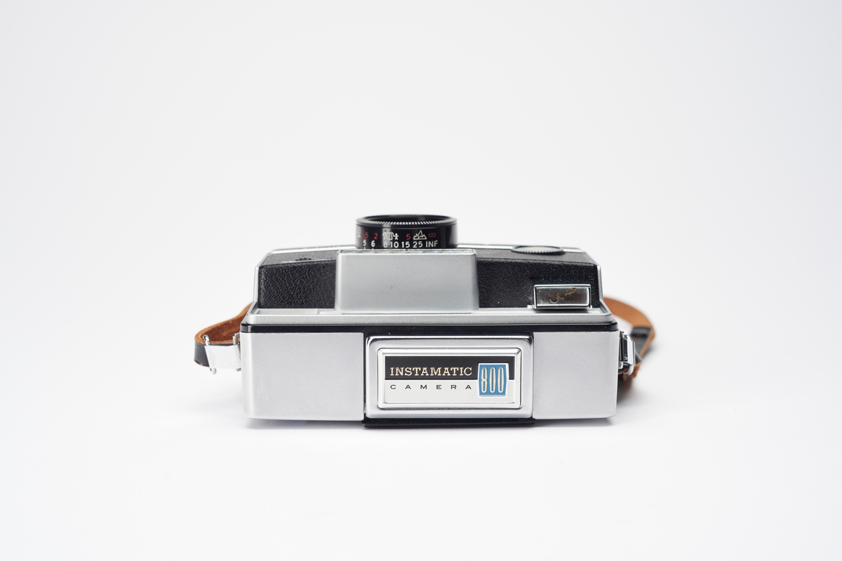 "Load it, you'll love it" var slagordet til Instamatic-serien, produsert av Kodak. Serien ble introdusert sammen med en ny kassettfilm. Denne, 126 kassettfilmen, designet av Dean M. Peterson (1931-2004), gjorde det umulig å lade kamera feil og ble en stor suksess. Instamatic 50 ble introdusert for det engelske markedet i februar 1963, en måned før USA lanserte sin første modell, Instamatic 100.
Instamatic 800 er et 126 kassettkamera, fra 1964-1966. Kameraet er utstyrt med en målsøker, fjærmotor, et Kodak Ektanar 38mm f/2.8 objektiv, 1/60-1/250 sekunder lukker, autoeksponering og innebygd blits for AG1-pærer.