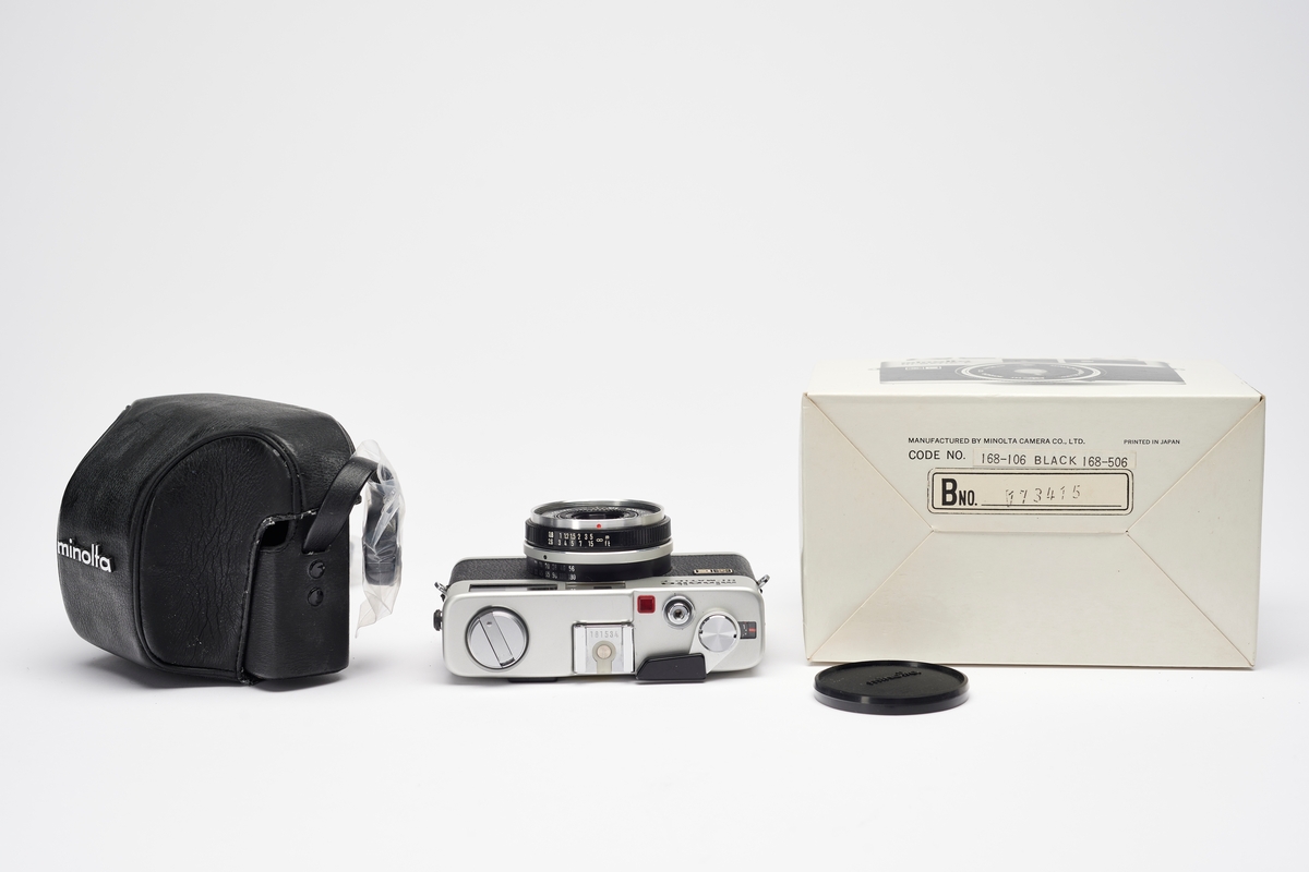 Hi-Matic F er et målsøkerkamera for 35 mm film. Kameraet er utstyrt med et Minolta Rokkor f2.7/38 mm objektiv og en Seiko-ESL CdS automatisk lukker med lukkertider fra 4 til 1/724 sek.
Hi-Matic-serien ble produsert av Minolta fra 1962. Ikke nok med at dette var Minoltas første kameraer med autoeksponering, men versjonen ved navn Ansco Autoset ble samme året tatt med ut i verdensrommet av John Glenn (1974-1999).
Original eske med bruksanvisning og originalt kameraetui medfølger.