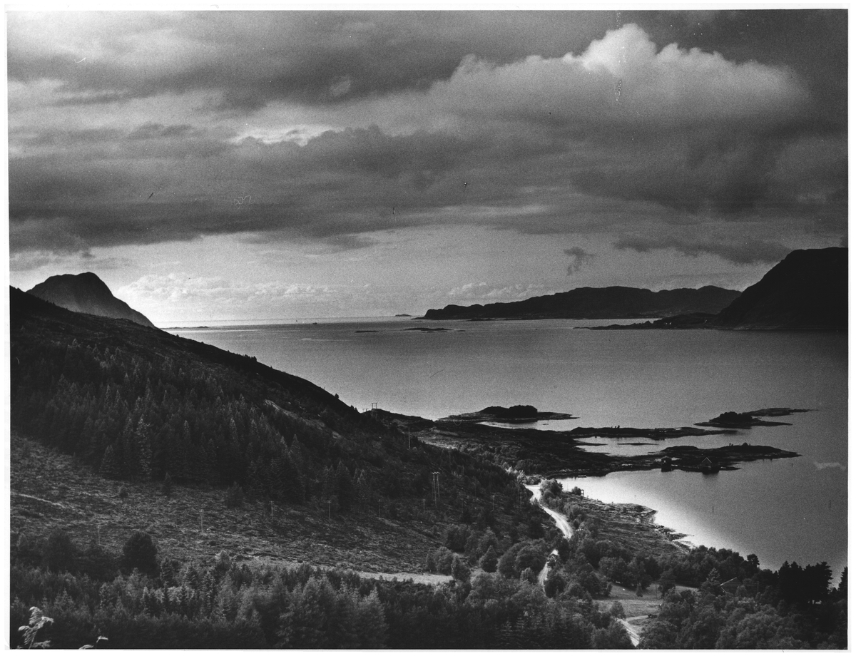 Vanylvsfjorden mot Vanylsvgapet og Stadhavet, med Revihorn til venstre, ved Leikanger