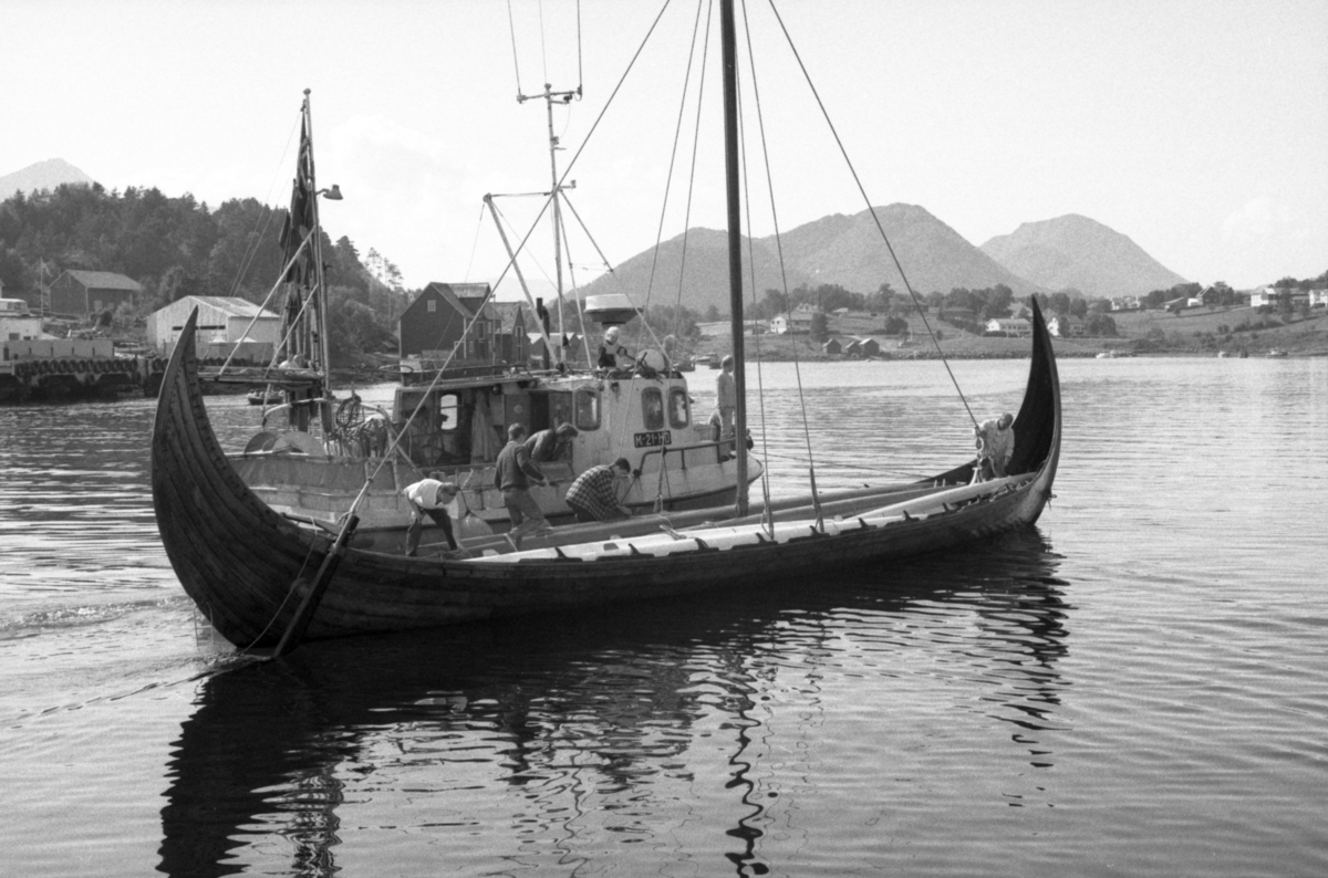 Motiv fra Sunnmøre Museums deltagelse i 1000- års markeringen av slaget ved Hjørungavåg. Replikaen Kvalsundskipet fotografert fra båten Heland.