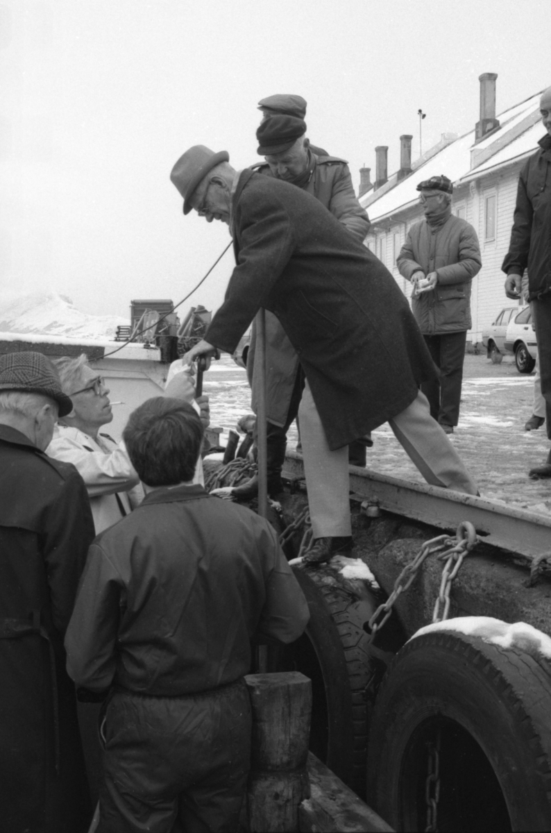 Motiv fra gjensynstreffet for krigsveteraner fra Shetlandsgjengen og Nordsjøklubben ombord i Heland. Leif Larsen stiger ombord.