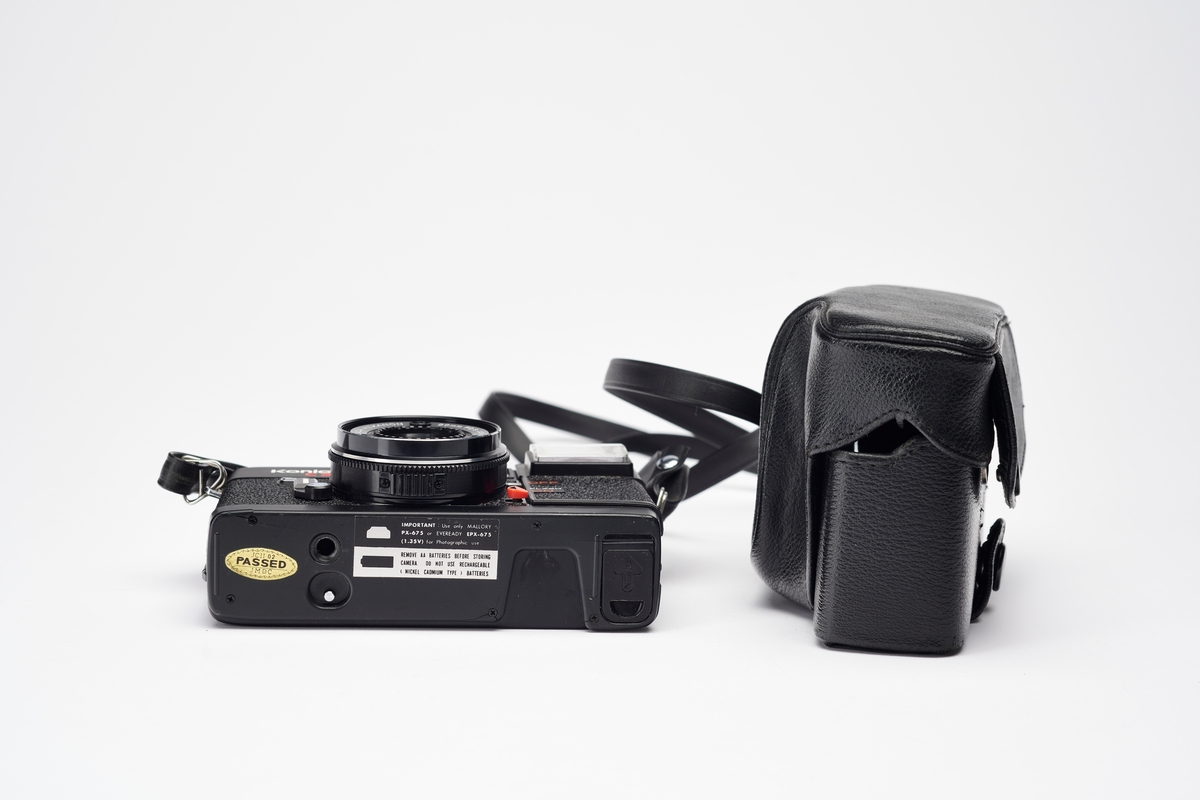Konica C35 EF, også kalt "Pikkari" i Japan, ble produsert av Konica i 1975. Dette er det første 35 mm kompaktkameraet med innebygd blits. "C" står for "compact", "35" for filmtypen og "EF" for "electronic flash."
Kameraet er utstyrt med et Konica Hexanon 38mm f/2.8 objektiv, lukkertider på 1/60, 1/125, autoeksponering og autofokus fra 1 meter til uendelig.
Det kommer i to versjoner, en fra 1975 og den andre fra 1977. Sistnevnte har noen flere funksjoner, slik som selvutløser og, i tillegg til de ovenfor, en lukkertid på 1/250.
Konica C35 EF sies å ha vært en favoritt hos den avdøde kunsteren Andy Warhol (1928-1987), som eide tre eksemplarer.
Kamerafutteral medfølger.