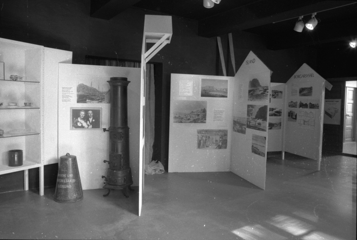 Dokumentasjonsbilder i serie av vandreutstillinga "Nordisk hav" fra 1987. Gjenstander, tekstiler og bilder fra forskjellige nordiske områder.