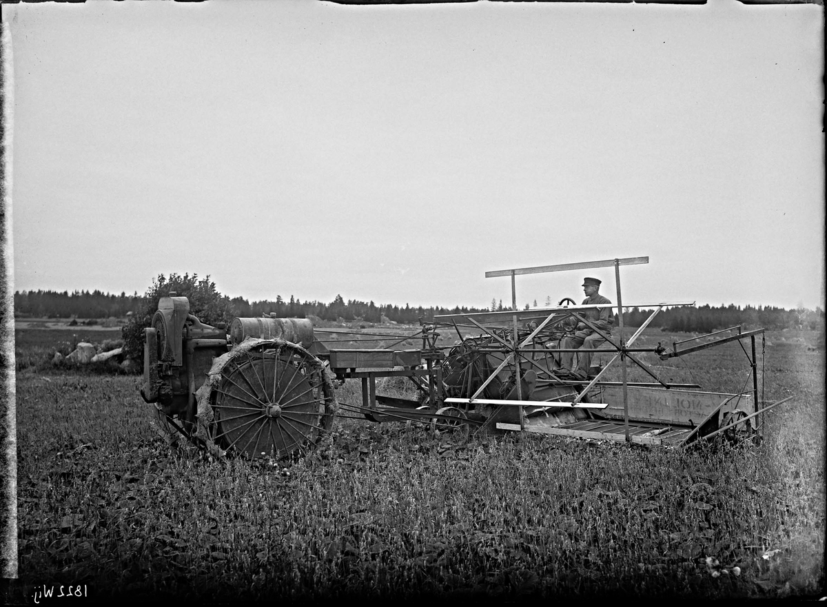 Fotografering beställd av Karlsson. Föreställer Johan Edvin Karlsson (1895-1968) med traktor.