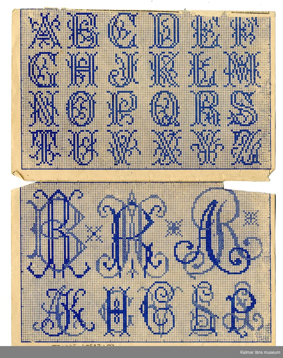 KLM 28509:377:22. Mönster, broderimönster. Av papper. På ena sidan ses ett tryckt motiv i färg, föreställande olika korsstygnsmönster. På andra sidan ses alfabetet A-Z i blått på övre halvan och olika bokstäver i versaler på nedre halvan.