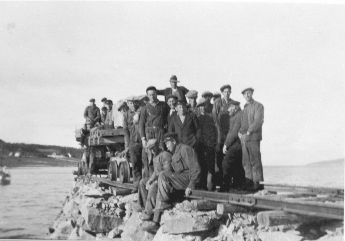 Gruppebilde av arbeidslag under bygging av steinmoloen på Lundenes.