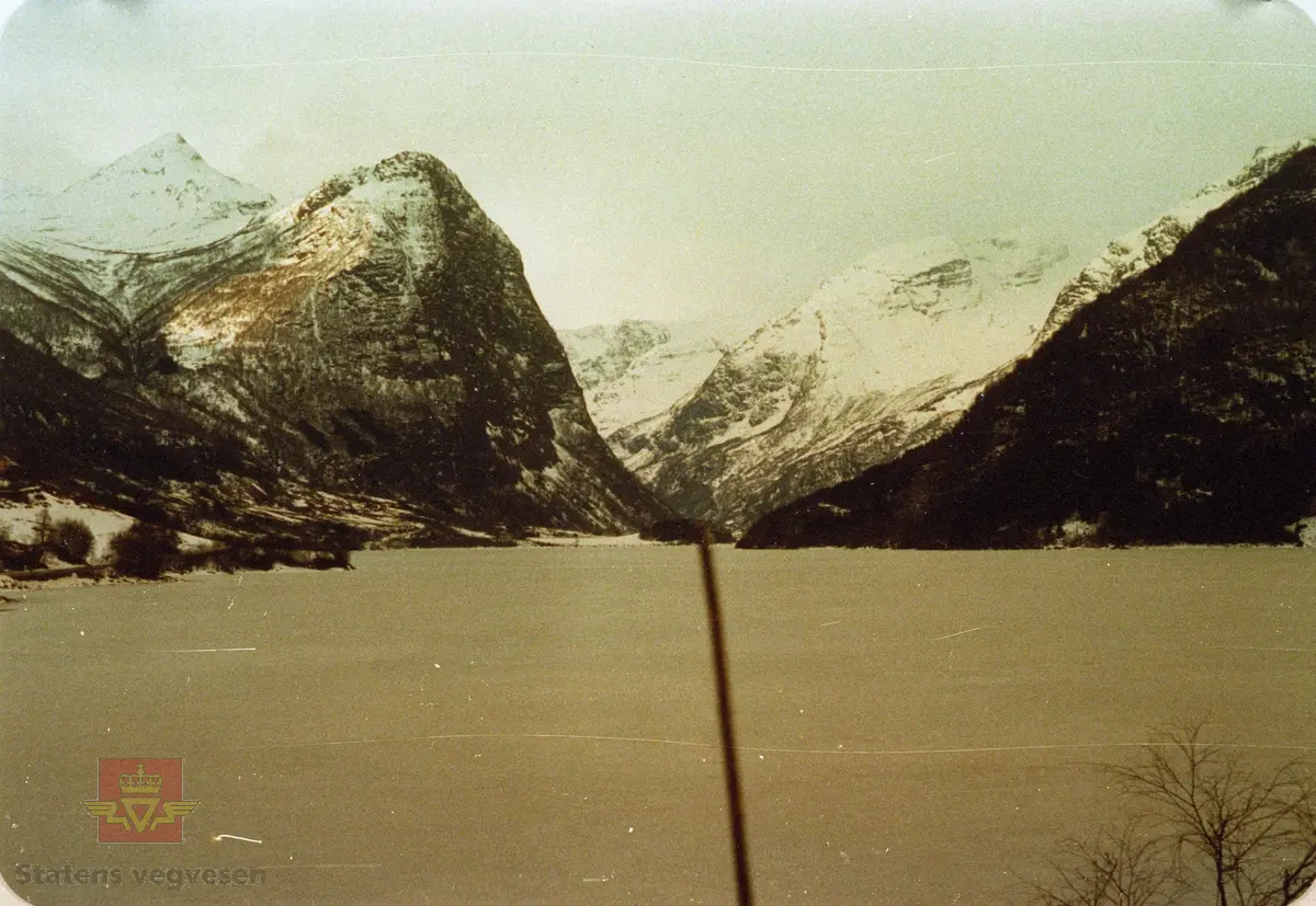 Synfaring snøskredfarleg område på fylkesveg 724 Oldedalsvegen år 1987.

Eit islagt Oldevatn, sett mot Sunde med fjellet Gjeraksla (1845 moh) i bakgrunnen.
