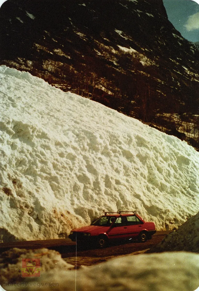 Synfaring snøskredfarleg område på fylkesveg 724 Oldedalsvegen år 1987.

Tidelgare vegsjef Rasmus Gudbrand Værn sin Toyota Corolla midt i raset ved Sandvika og Bukkestori.