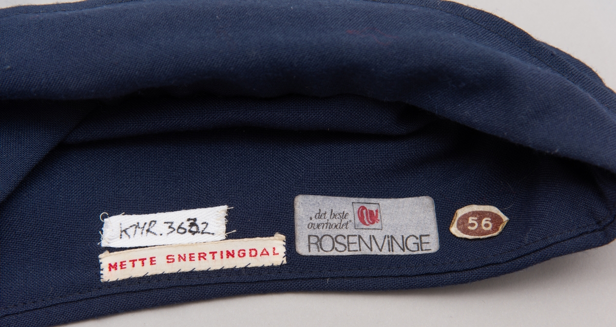 Gave fra Reidun Snertingdal.
Speideruniformer til pike og gutt. Tilhørt, trolig, hennes barn.
I klærne er det sydd inn navnene Mette Snertingdal og Rolf Snertingdal.

Klærne består av, 2 stk skjerf (et blått og et grønt rutete), 1 stk speiderskjorte, 1 speiderlue, 1 stk t-skjorte fra Speiderleir Landstreff på Åsnes i 1991.