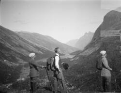 Anton Skotte og to damer på fjellturpå veg fra Aursjøhytta i