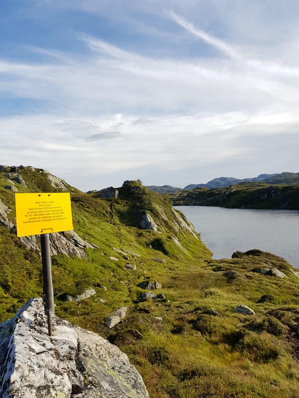 Masfjorden Sogelag har satt opp gule skilt i Matrefjella med forteljingar om hendingane. Dette viser kor Arne Lampe vart felt.