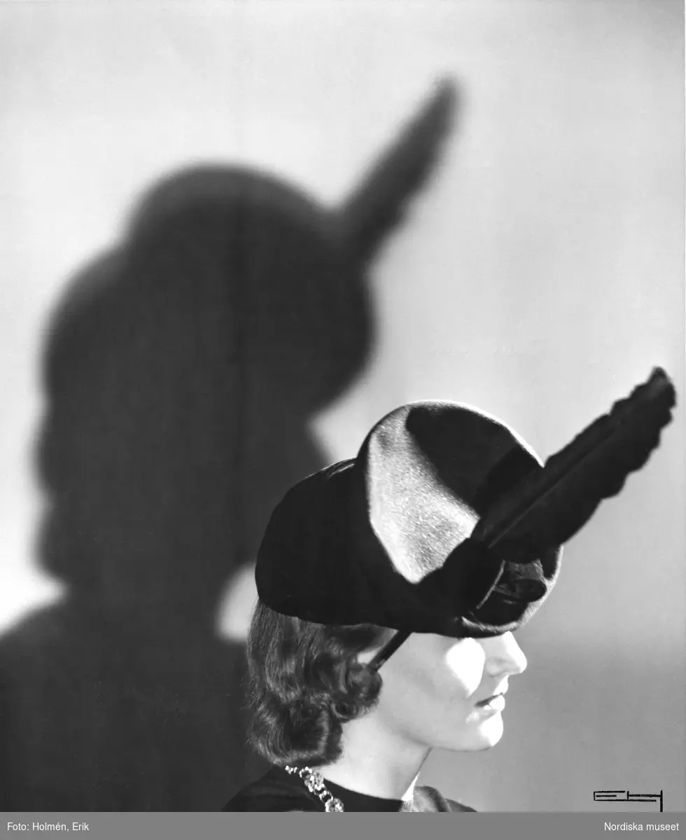 DUBBLETT Porträtt av kvinna i hatt med fjäderpenna av Blanche and Simone.