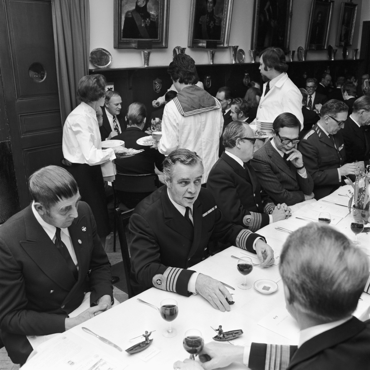 Bilden visar svenska sjöofficerare och chefer från Karlskronavarvet under middagen efter sjösättningen av HMS Halmstad.