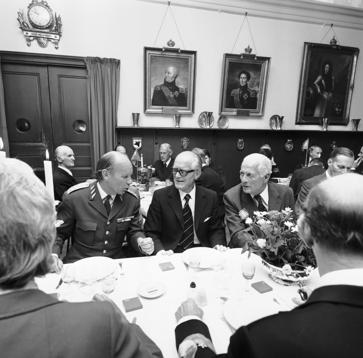 Bilden visar arméchef Nils Sköld i ett samtal vid middagsbordet.
