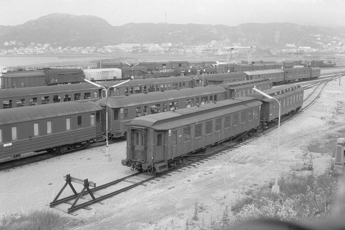Personvogner og godsvogner på Bodø stasjon, nærmest litra Bo3c nr. 18031 type 1 og litra BFo2b type 6 nr. 18052