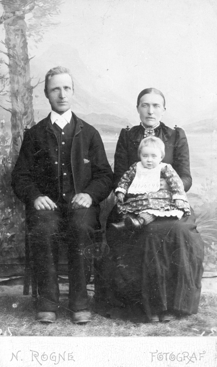 Marit og Arnfinn Berge med dotter Marit.