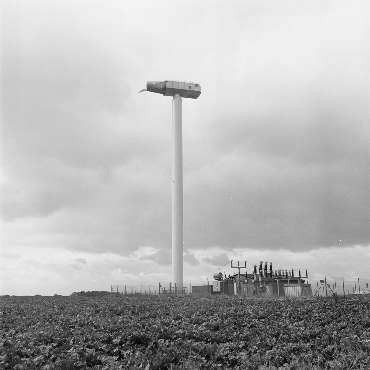 Övrigt: Foto datum: 22/9 1983
Byggnader och kranar
Exteriör av vindkraftverket i Maglarp