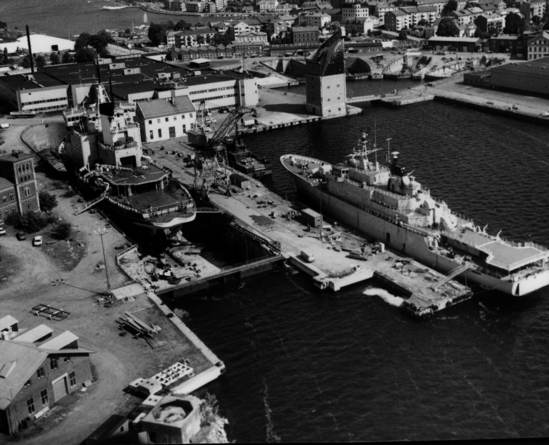 Varvet runt- en bildutställning
Yttre svajningsrummet 1986. Minfartyget Carlskrona ligger vid Oscarskajen och i Oscarsdockan genomgår en statsisbrytare bottenöversyn.
