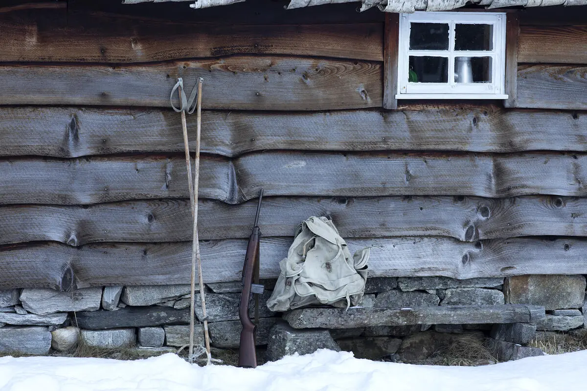 Skistavar, gevær og ein sekk som tilhøyrde motstandsfolka i Bjørn West utanfor Bjørn West stølen