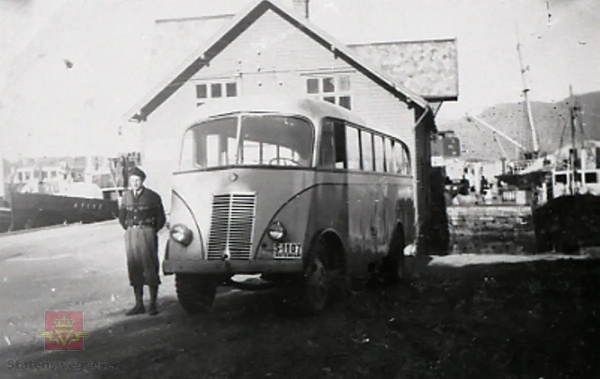 Båt og busstrafikk ved kaien i Dale, Fjaler. I 1946 tok Firda Billag over rutetrafikken i Dalsfjorden og Ytre Sogn.

Sjåfør på rutevogn med kjenneteikn S-1107 er Henrik Kleiven frå Dale.