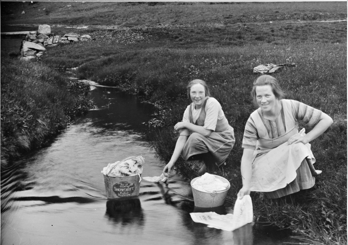 Vasking av klær ved Audalsbekken, Vallersund
