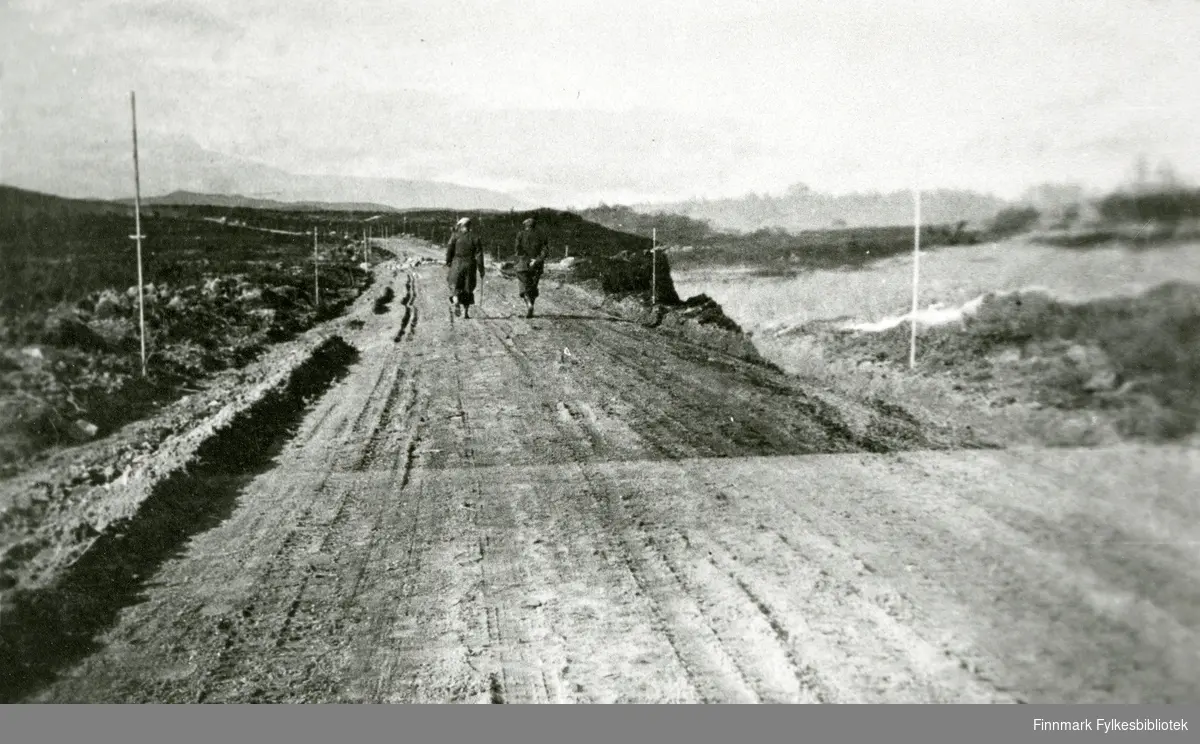 To menn går langs ferdig planert vei i Porsanger, 1940.