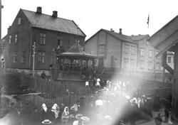 Folkemengde samlet foran en paviljong i Vadsø.