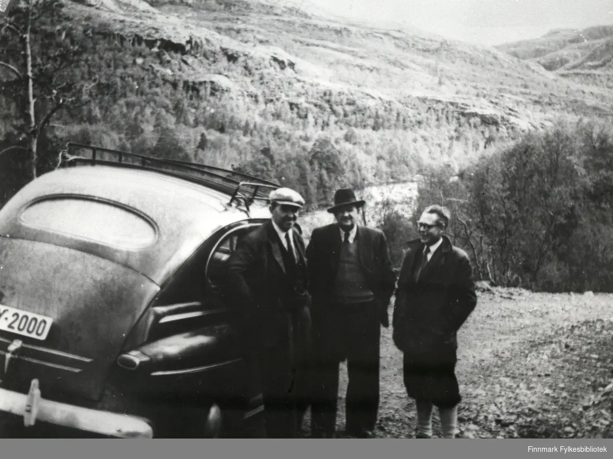 Fra venstre ved siden bilen oppsynsmann Odin Holsmo, veisjef Harald Hofseth og  og muligens overingeniør Johannes Irgens (?). Ca. 1945-1950.