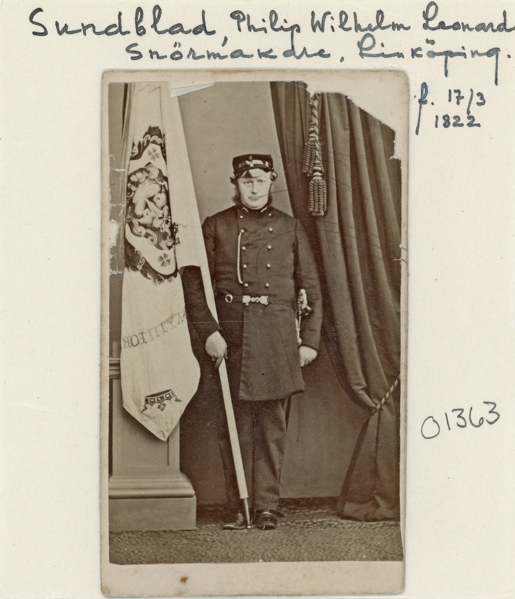 Porträtt av Philip Wilhelm Leonard Sundblad. Här iförd skarpskytteföreningens uniform. Bördig från Godegård kom han att etablera sig som snörmakare i Linköping. Från 1857 var han gift med Augusta Wilhelmina Jernstedt.