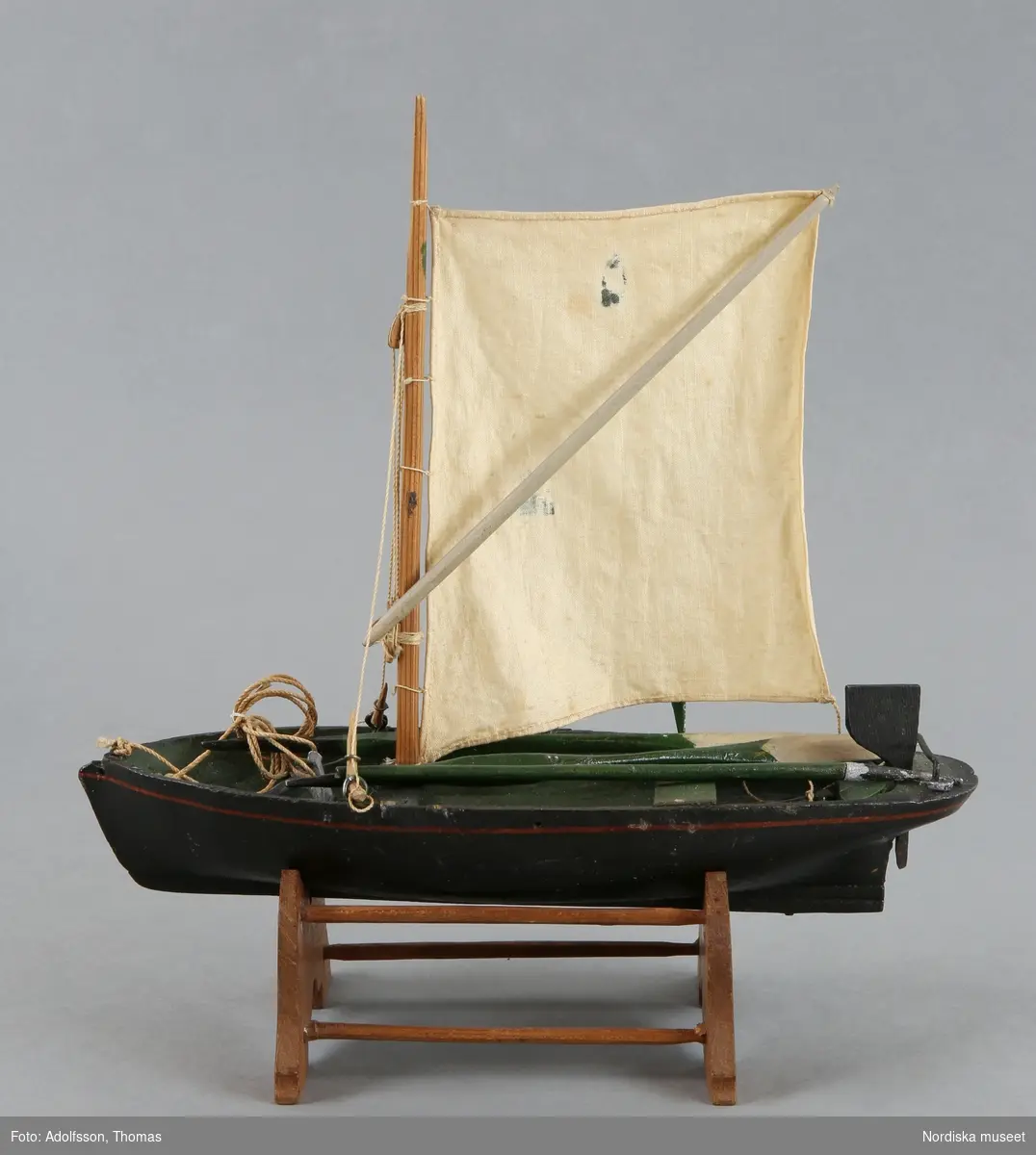 Inventering Sesam 1996-1999:
L 20,5, B 9, H 22 cm
Segelbåt "Ellida", av trä, svartmålad utanpå och grön inuti. Ett naturfärgat bomullssegel, ett par åror, en båtshake, ett ankare, ett öskar och ett roder. Båten har två tofter, varav den främre är fäste för masten. Båten står på en träställning. Tillverkades 1858 av nuvarande överlotsen Wirsén på Örö i Kalmar län, vid omkring 15 års ålder. 
Helena Carlsson 1996