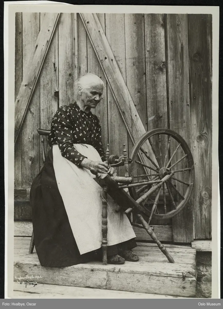 gammel kvinne, rokk, spinning