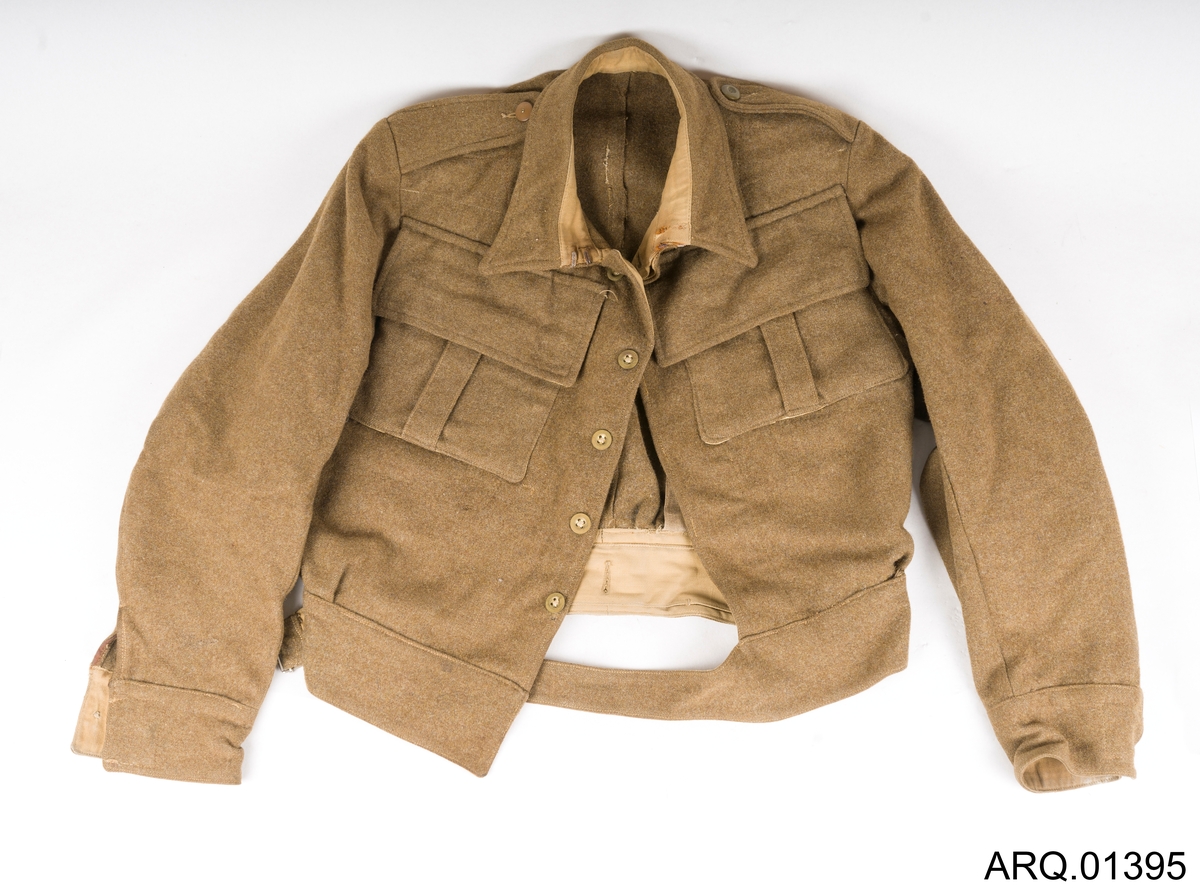Ulljakke, uniformsjakke brun-grønn, med messingknapper foran og integrert ullbelte i jakken.