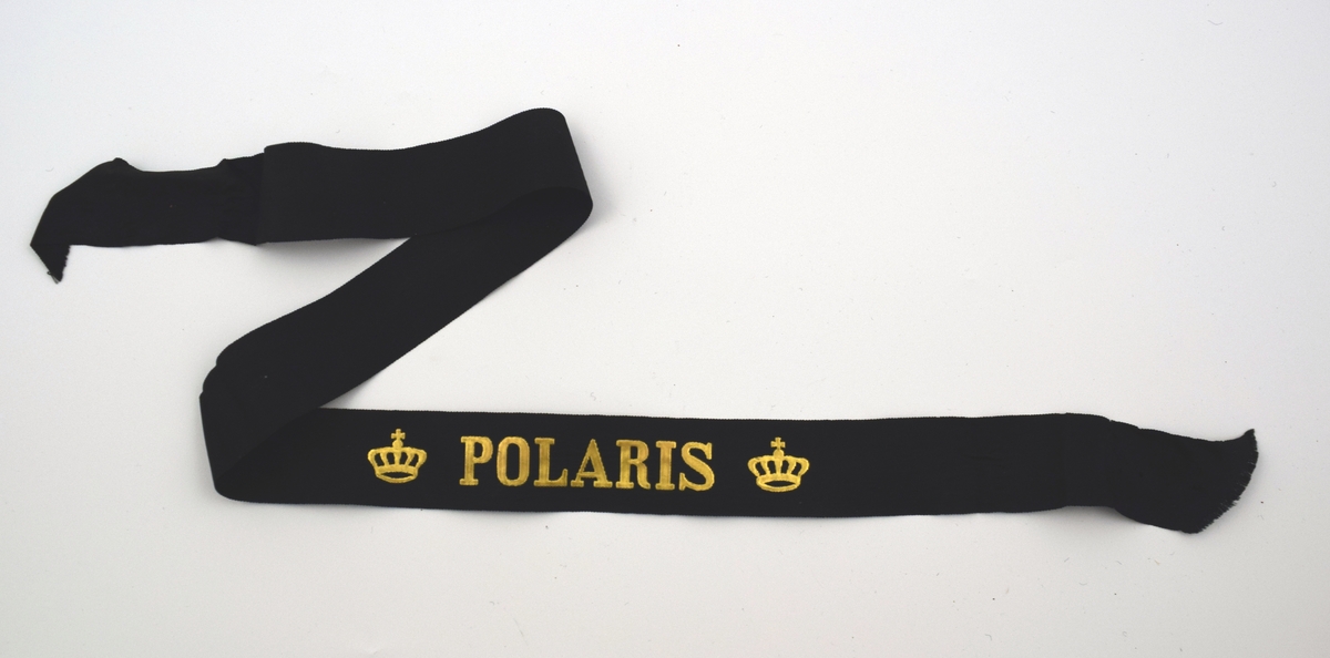 Mössband av svart sidenrips. Guldfärgad text, "Polaris", med två kronor på vardera sida.