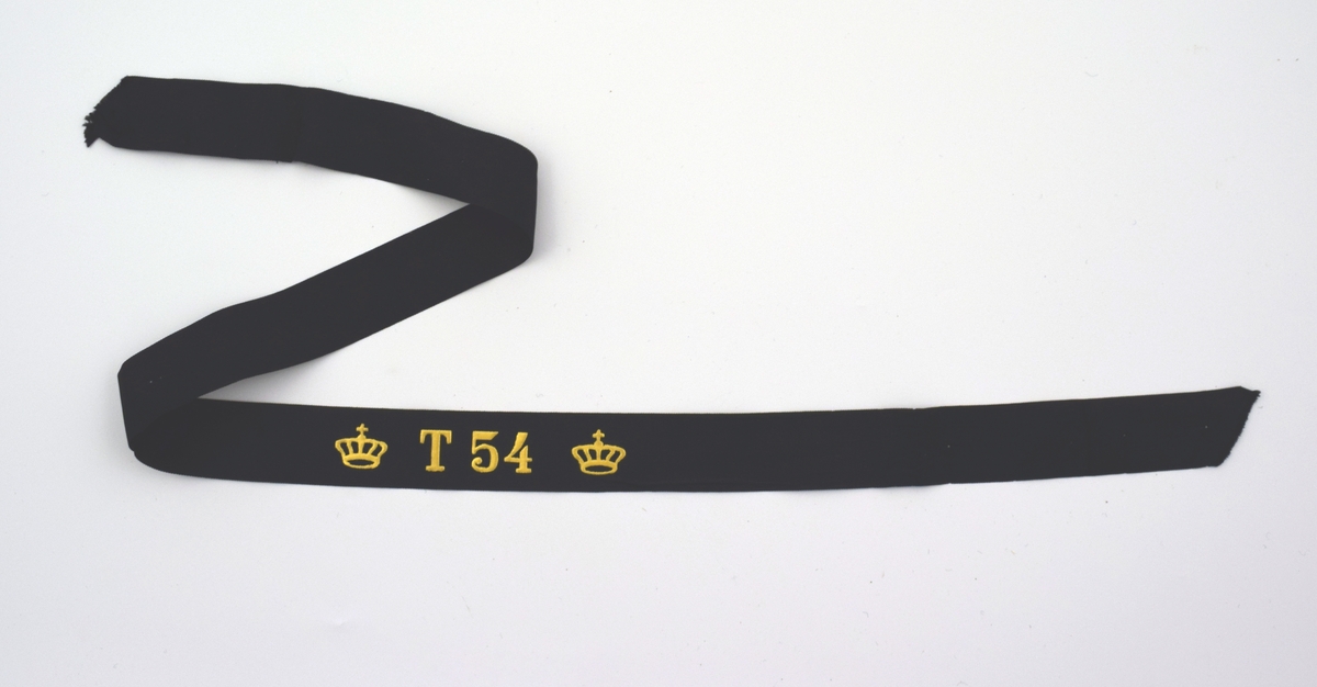 Mössband av svart sidenrips. Guldfärgad text, "T 54", med två kronor på vardera sida.