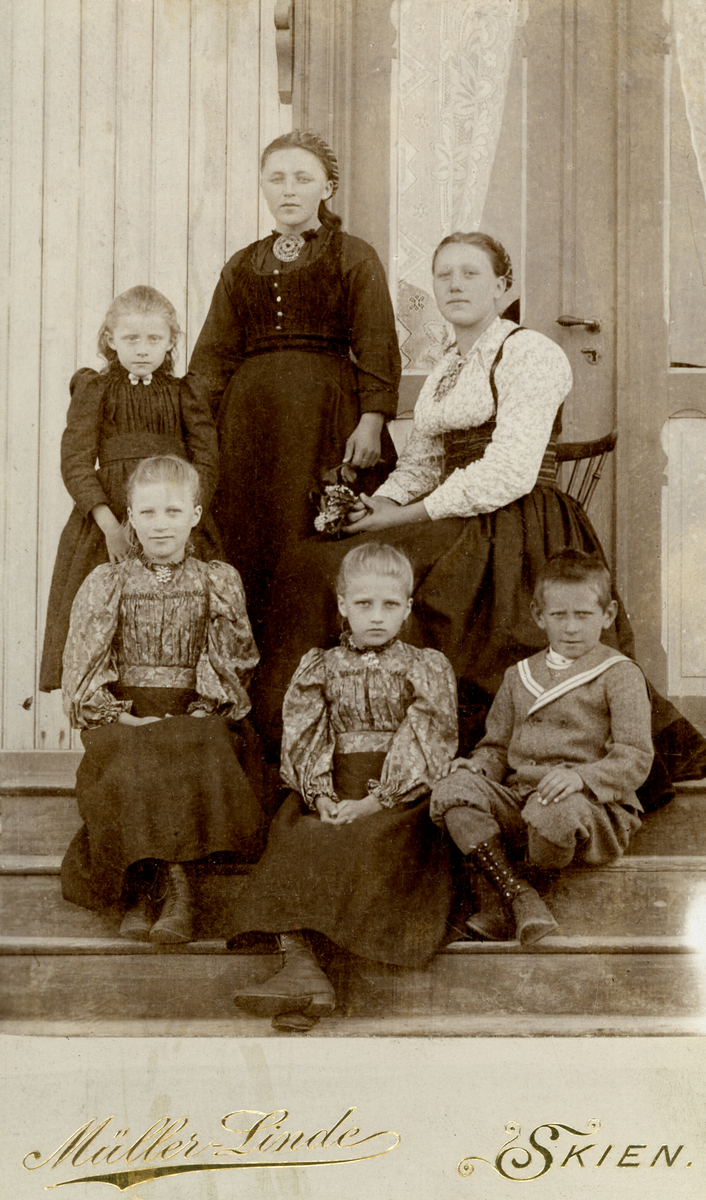 Gruppebilde av to kvinner og fire barn, framme t.h er Neri Valen