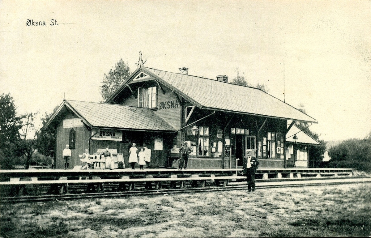 Øksna stasjon på Rørosbanen. Stasjonsmesteren i forgrunnen