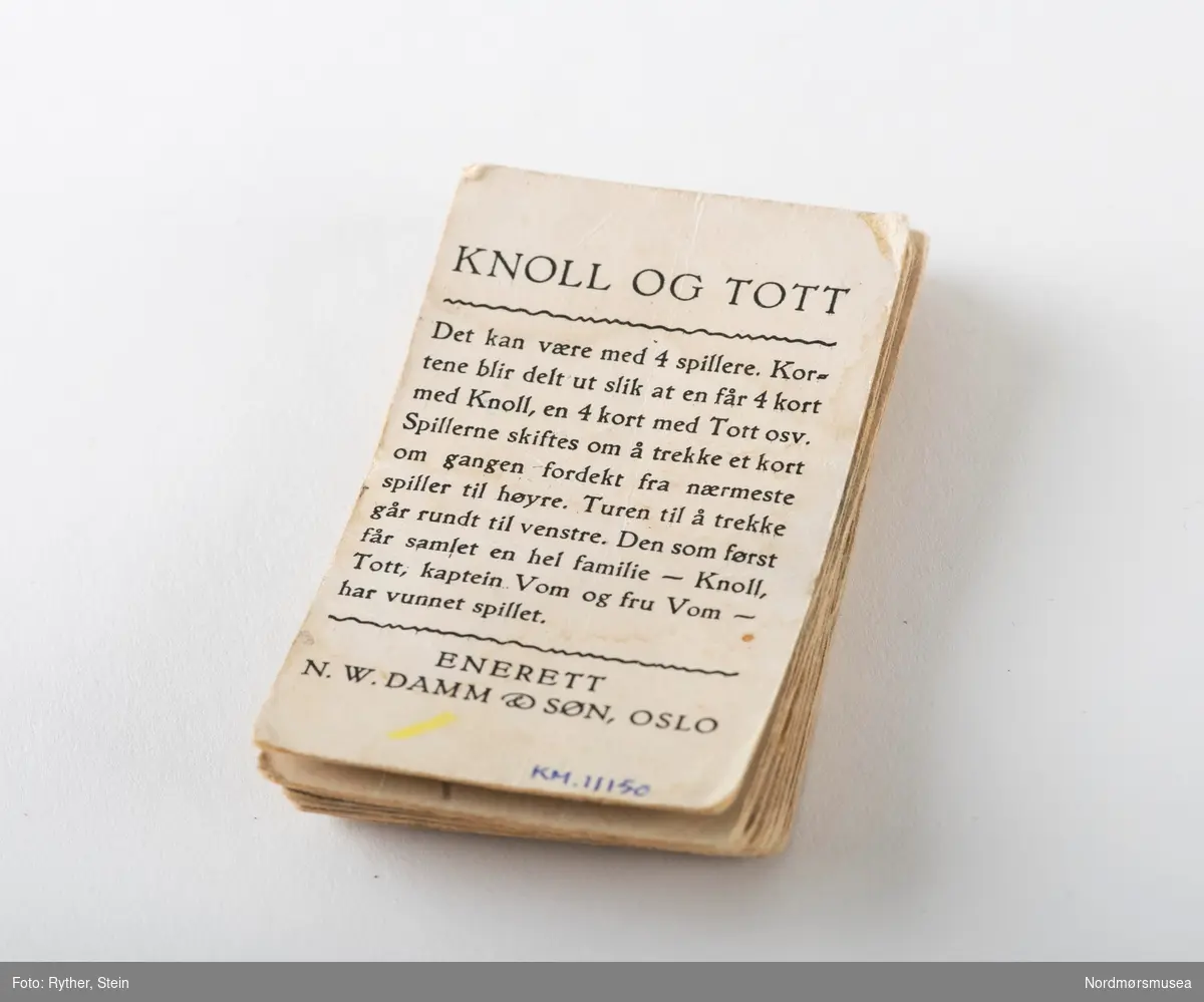 Kortstokk for 4 personer; 4 kort med Knoll, 4 kort med Tott, 4 kort med kaptein Vom og kun to kort med fru Vom. Spilleregler følger med.