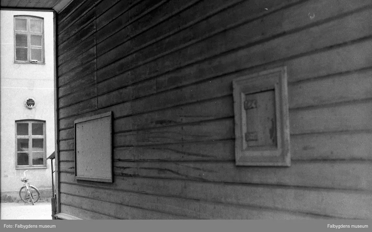 Byggnadsinventering 1972. Fabrikören 12, Haglunds. Porten med anmälningslucka.