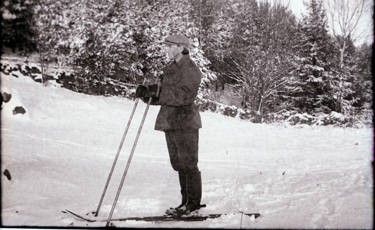 Här är fotografen och mannen på bilden samma person - Erik Andersson poserar på skidor en vintrig dag.