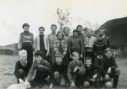 6. og 7. klasse ved Saursfjord skole, ca. år 1957.
Guttene f