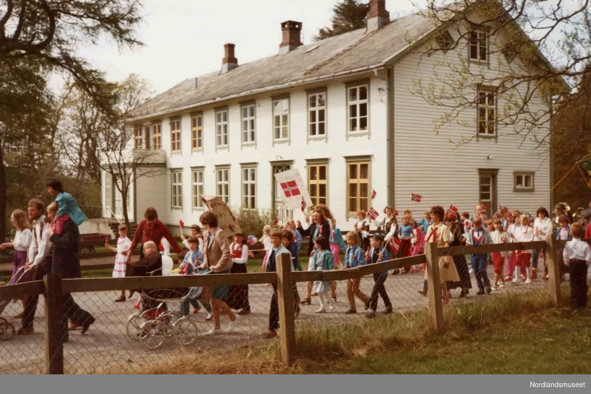 17. mai-feiring på Laskestad på Engeløya i 1983. Bygningen bak er presteboligen.