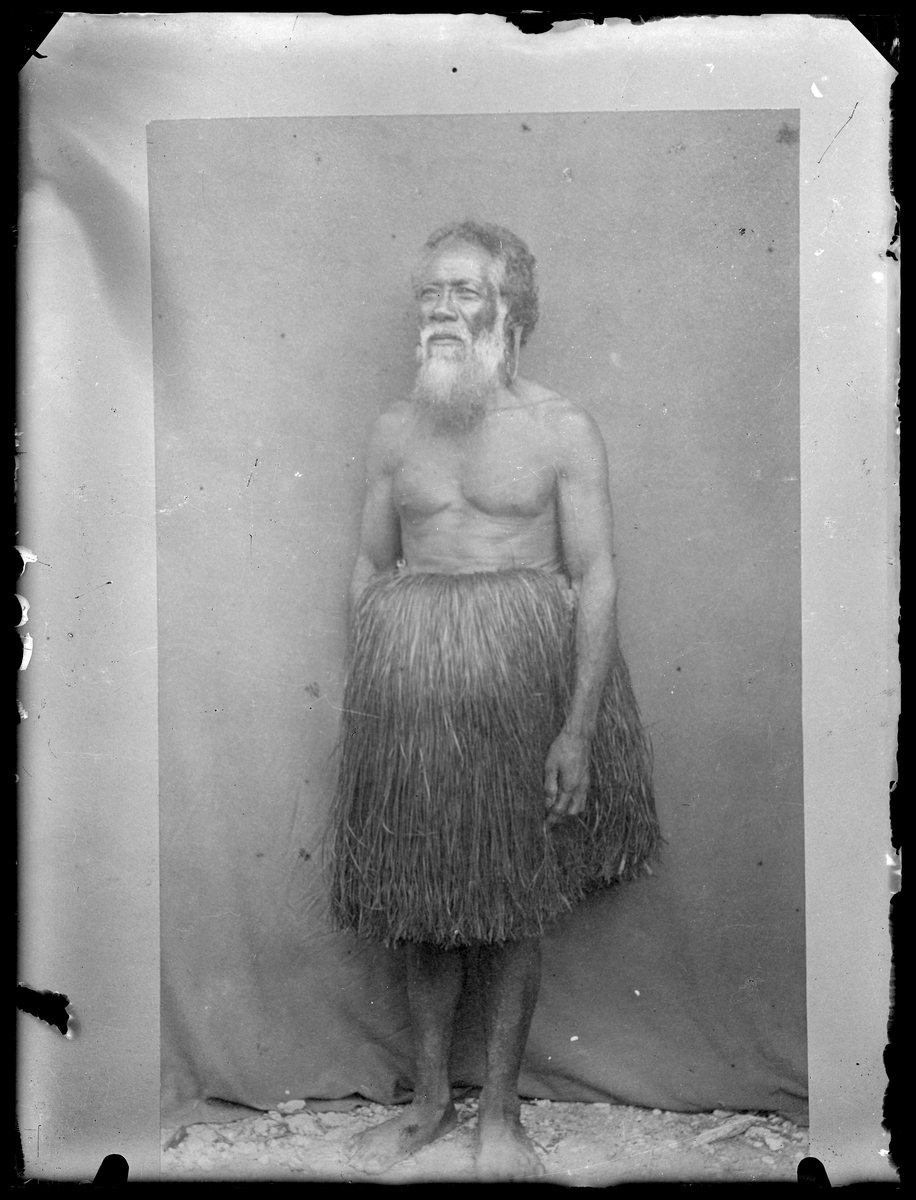 Bilden föreställer ett porträtt av hövdingen Lojak på Jaluit. Han är tatuerad och bär en bastkjol.