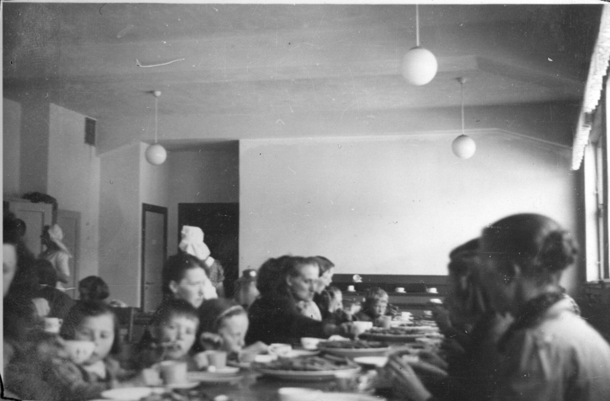 Storetveit skole i Bergen, matsalen, fangar sit rundt eit bord og et.